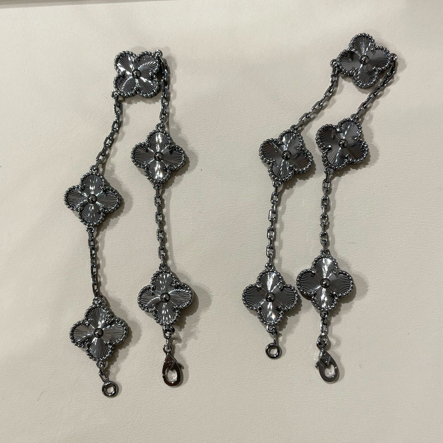 PULSERA DIANA TRÉBOL 5 MOTIVOS NEGRA