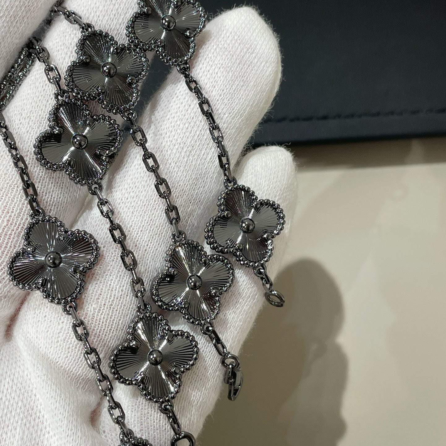 PULSERA DIANA TRÉBOL 5 MOTIVOS NEGRA