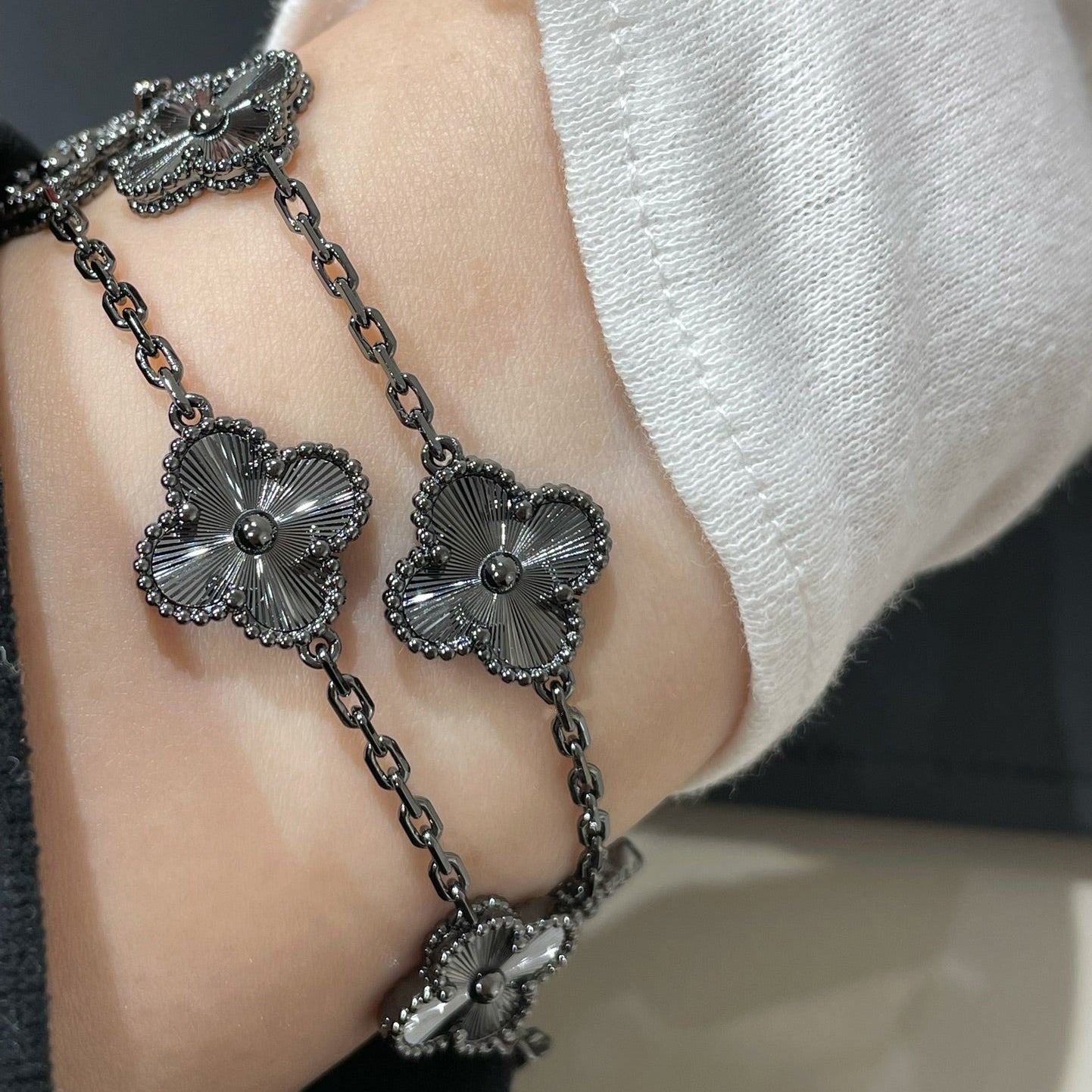 PULSERA DIANA TRÉBOL 5 MOTIVOS NEGRA