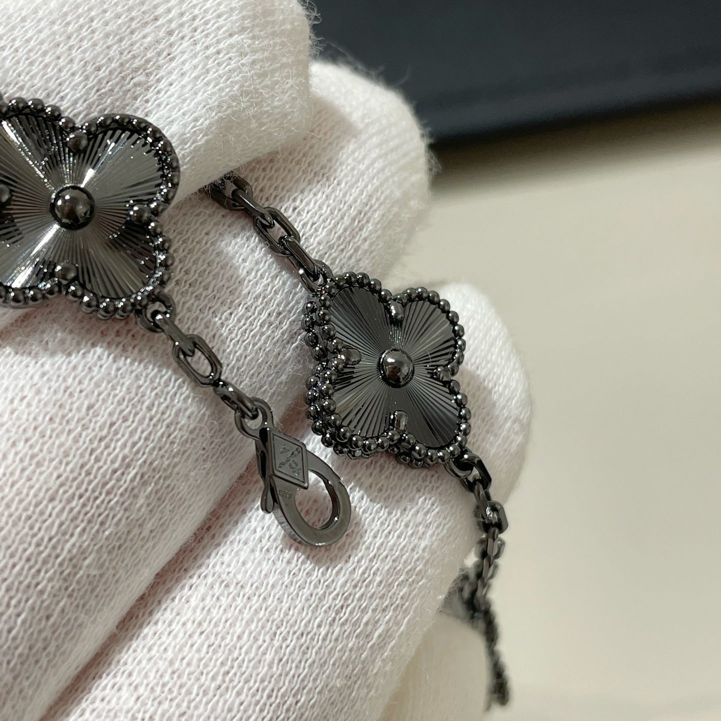 PULSERA DIANA TRÉBOL 5 MOTIVOS NEGRA