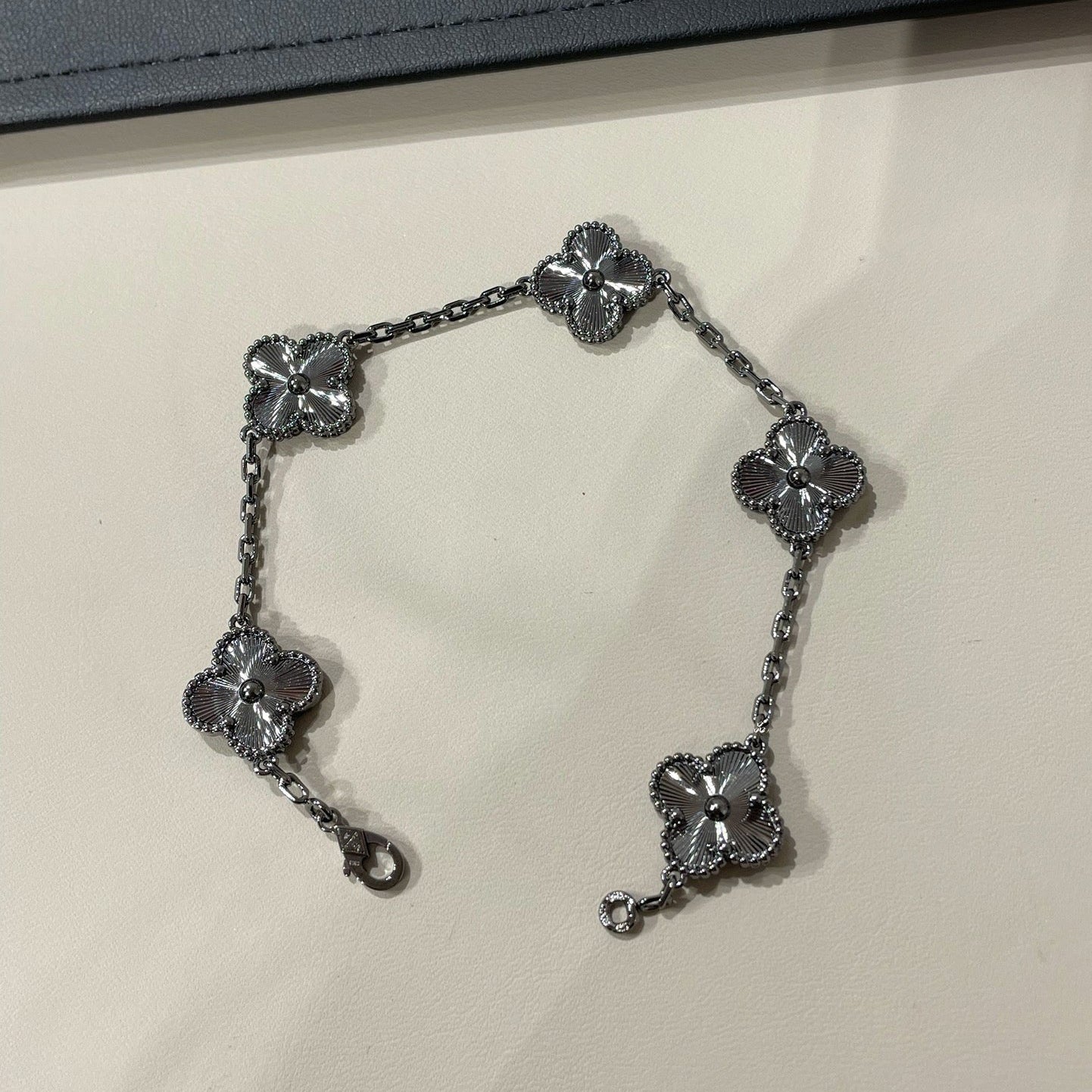 PULSERA DIANA TRÉBOL 5 MOTIVOS NEGRA