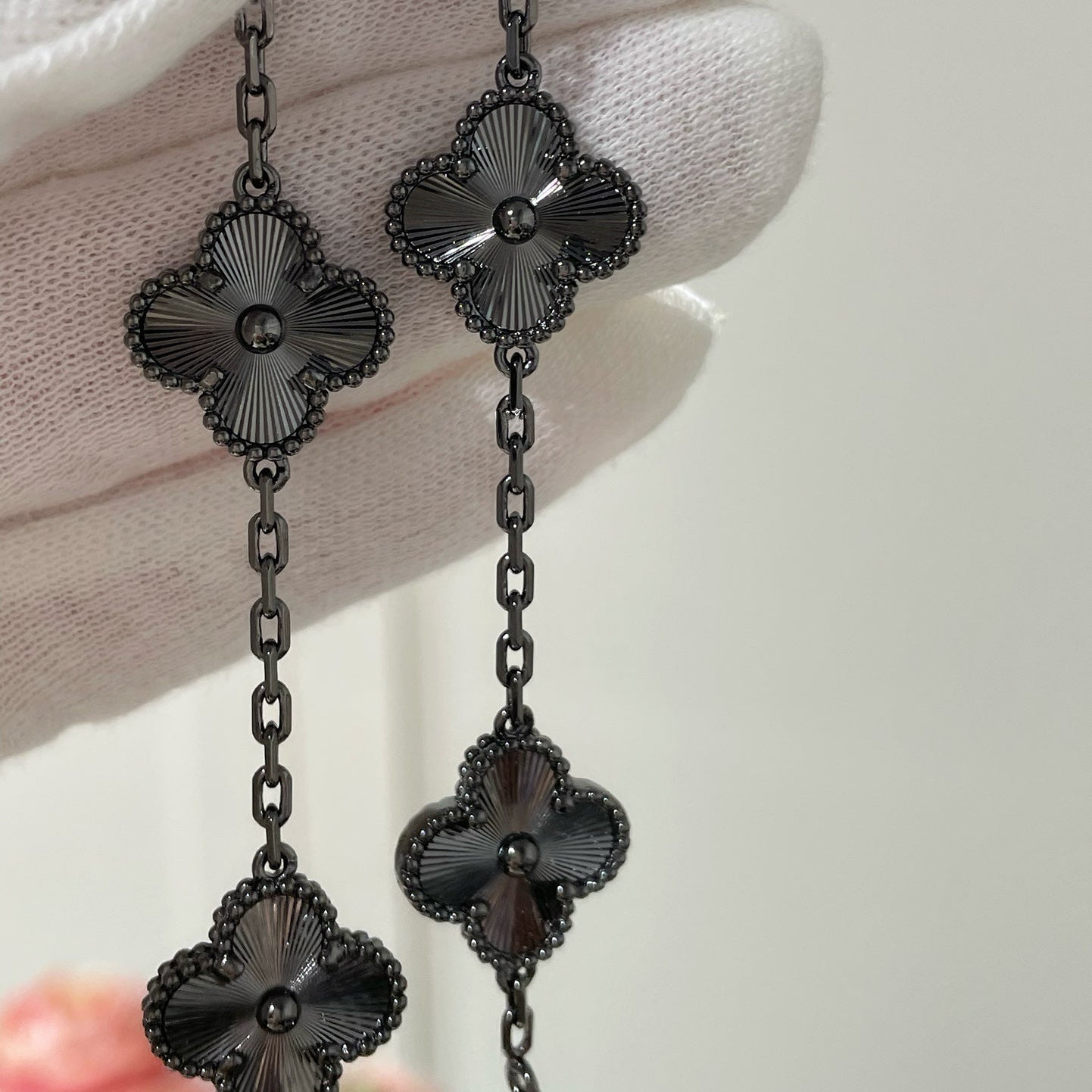 PULSERA DIANA TRÉBOL 5 MOTIVOS NEGRA