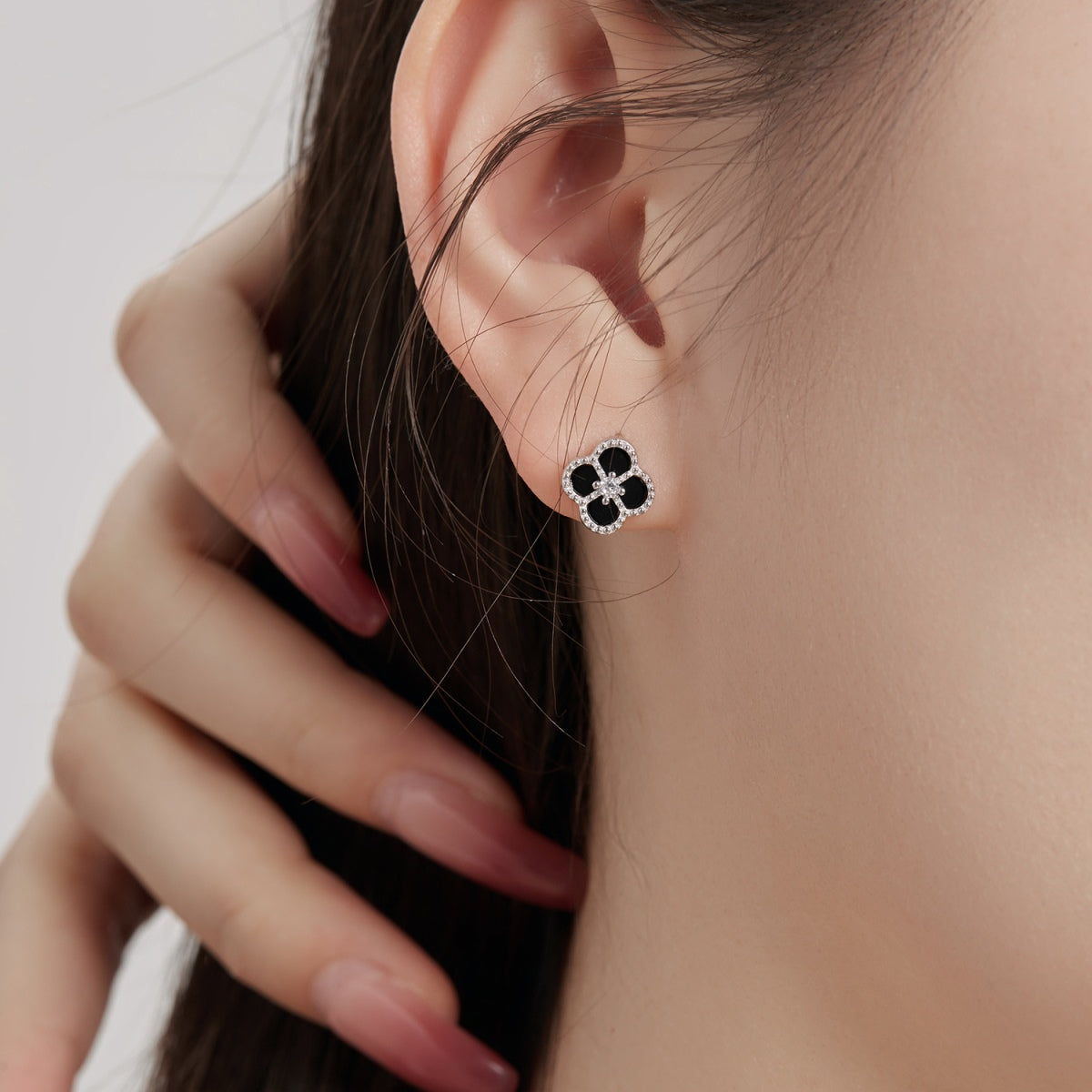 Pendientes exquisitos con forma de flor de trébol de cuatro hojas