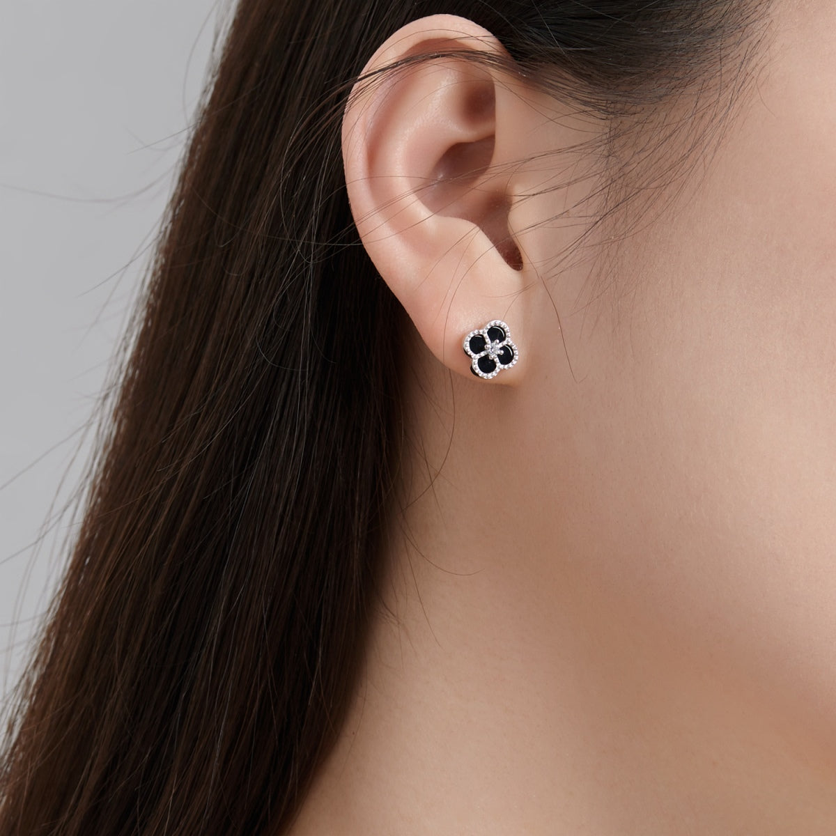 Pendientes exquisitos con forma de flor de trébol de cuatro hojas