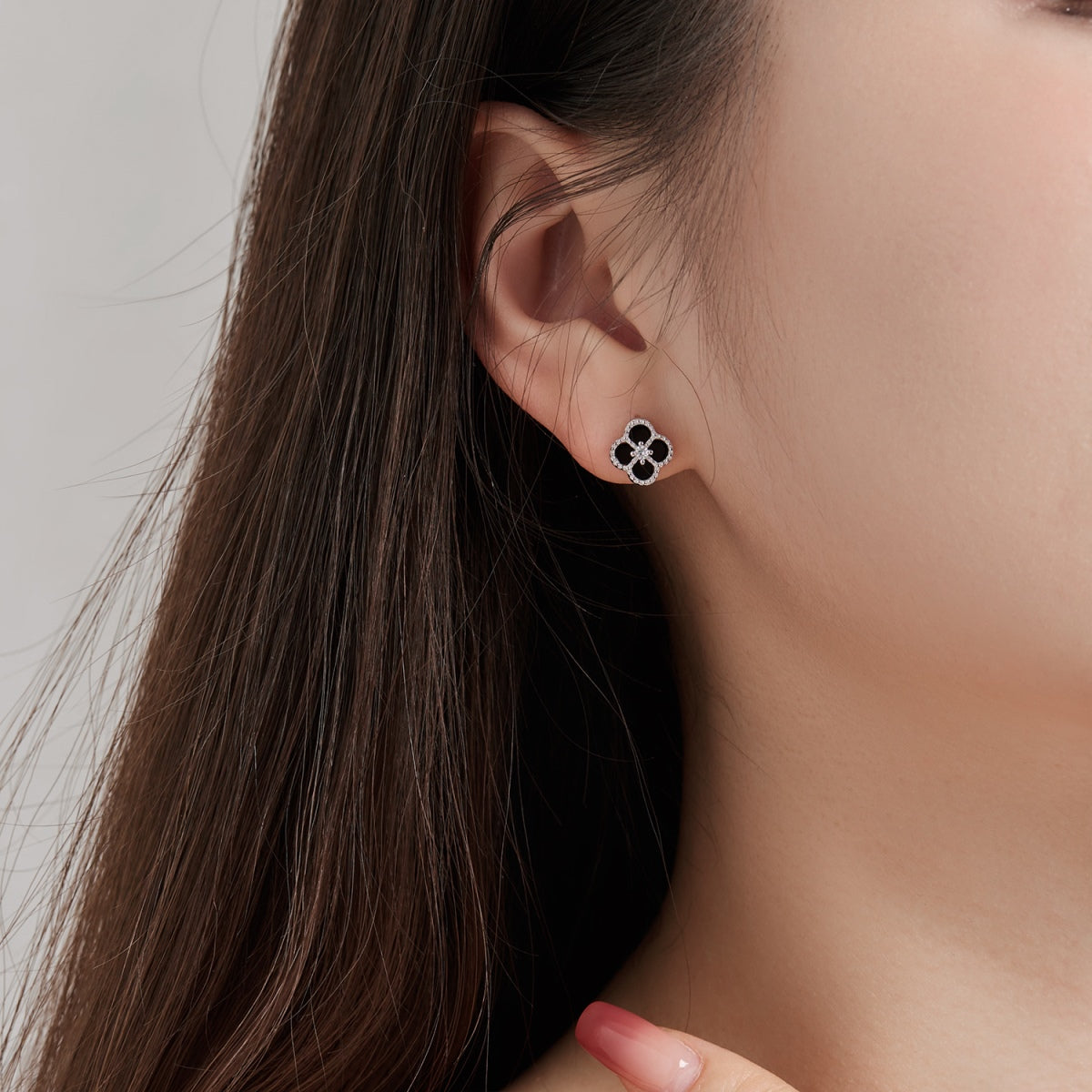 Pendientes exquisitos con forma de flor de trébol de cuatro hojas