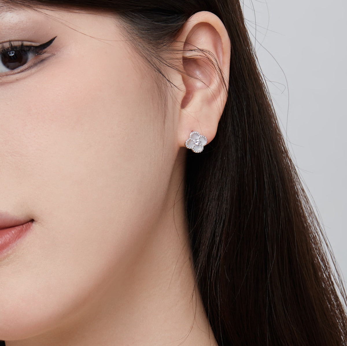 Pendientes exquisitos con forma de flor de trébol de cuatro hojas