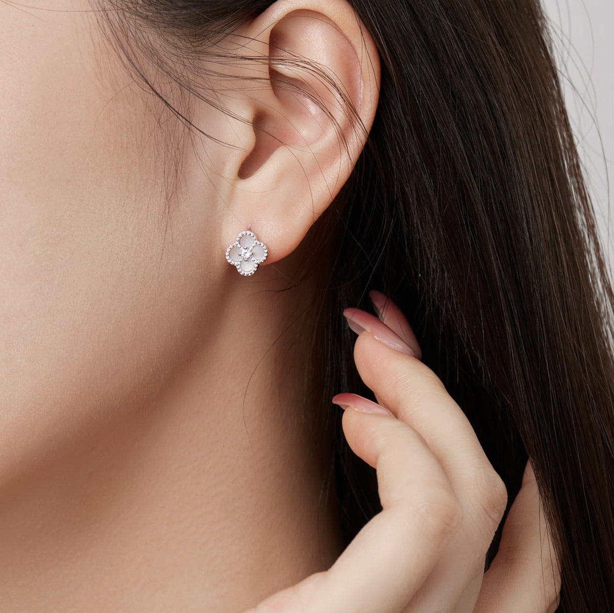 Pendientes exquisitos con forma de flor de trébol de cuatro hojas