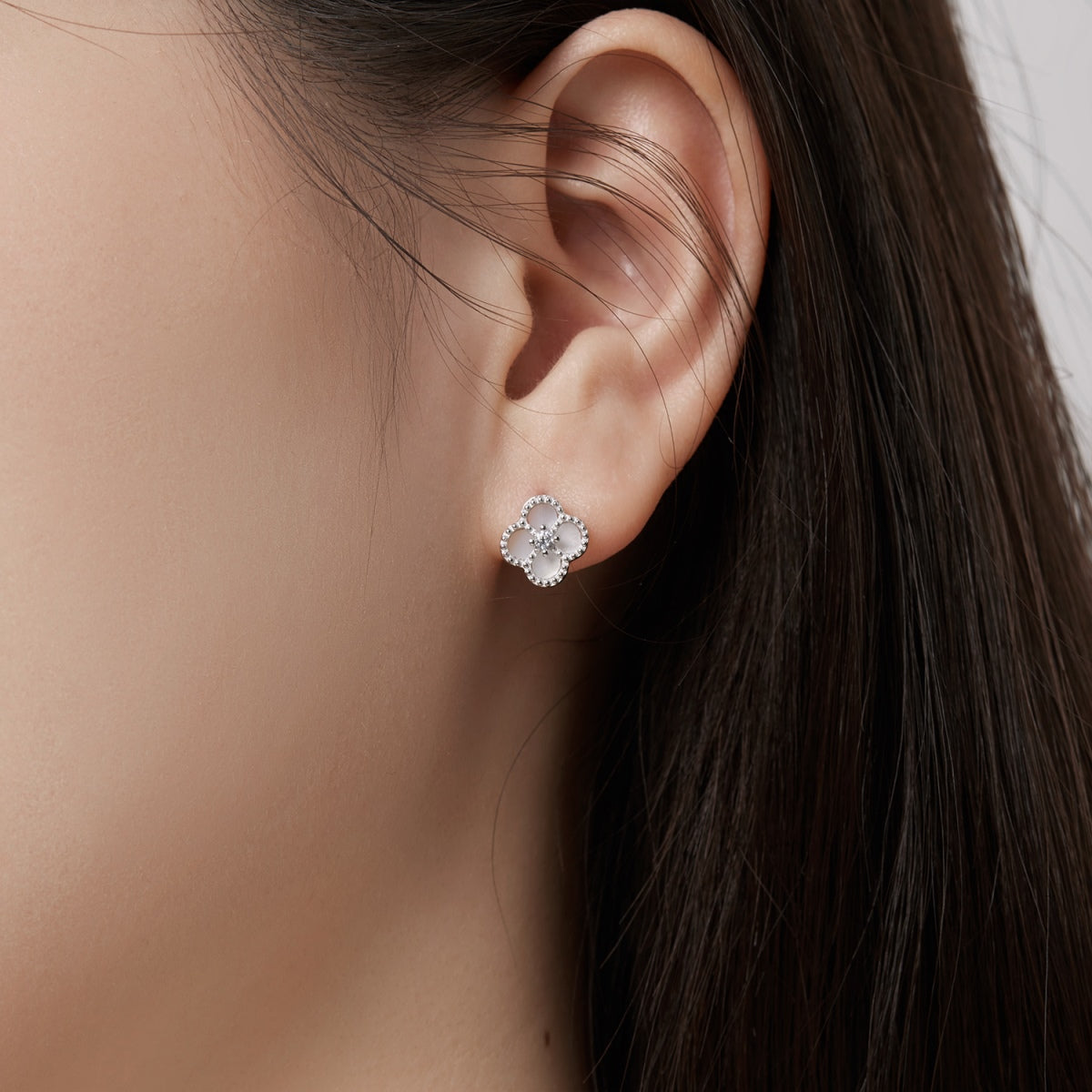 Pendientes exquisitos con forma de flor de trébol de cuatro hojas