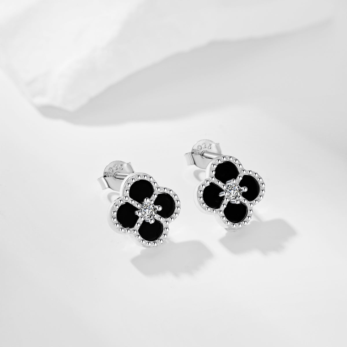 Pendientes exquisitos con forma de flor de trébol de cuatro hojas