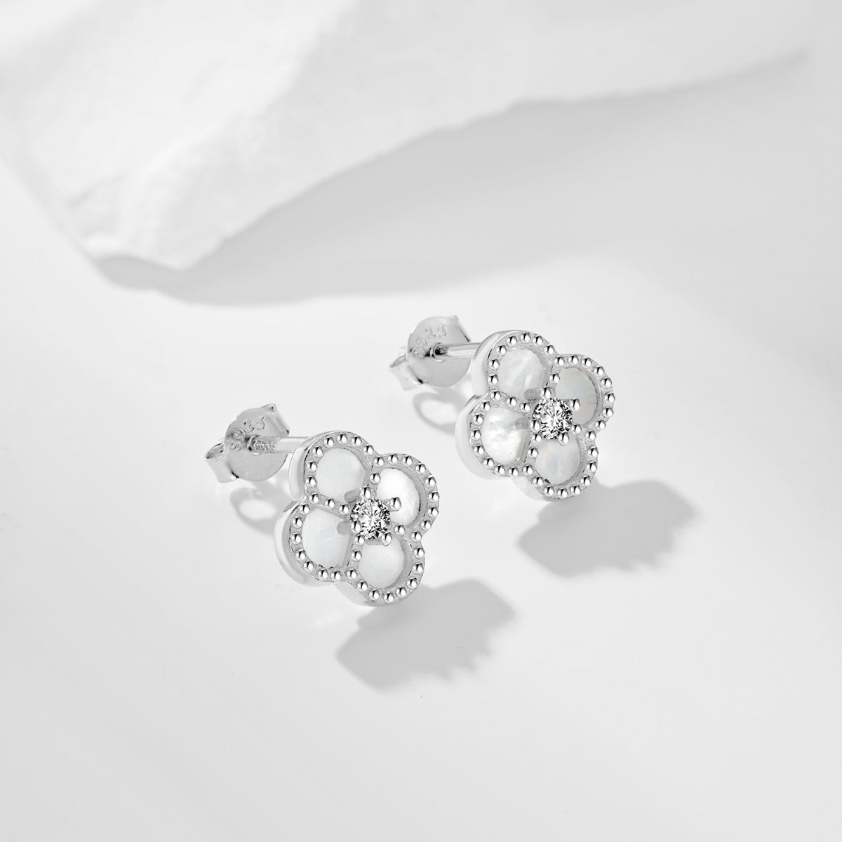 Pendientes exquisitos con forma de flor de trébol de cuatro hojas