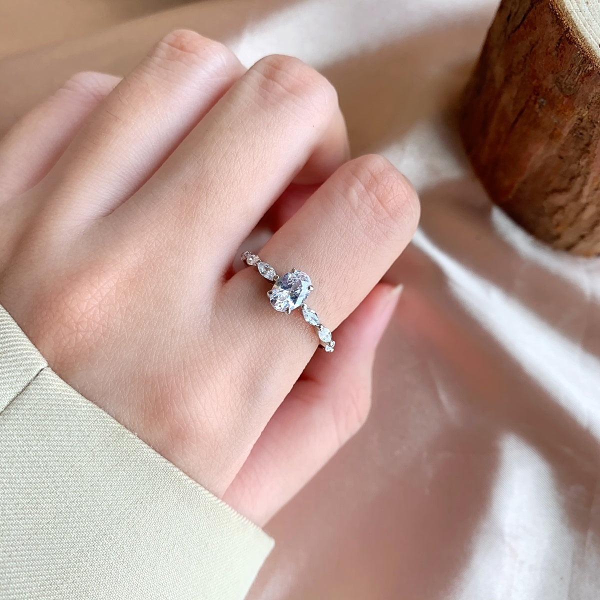 Anillo de lujo de 0,75 quilates con corte cojín alargado y vibrante para uso diario.