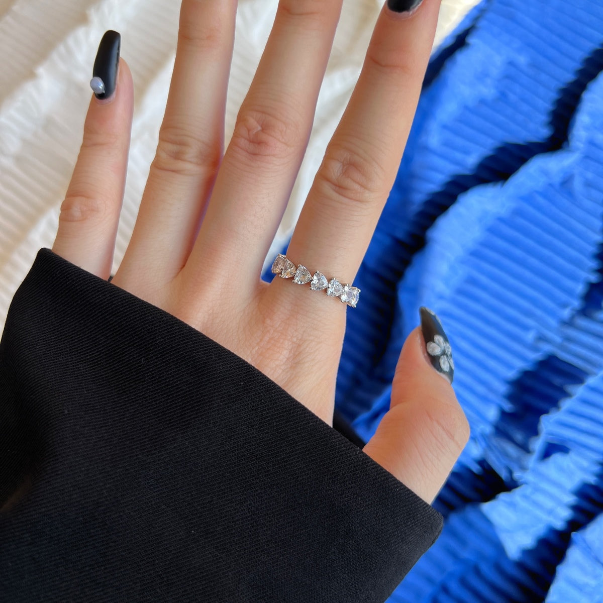 Anillo de amor con corte de corazón de 0,25 quilates y romance radiante