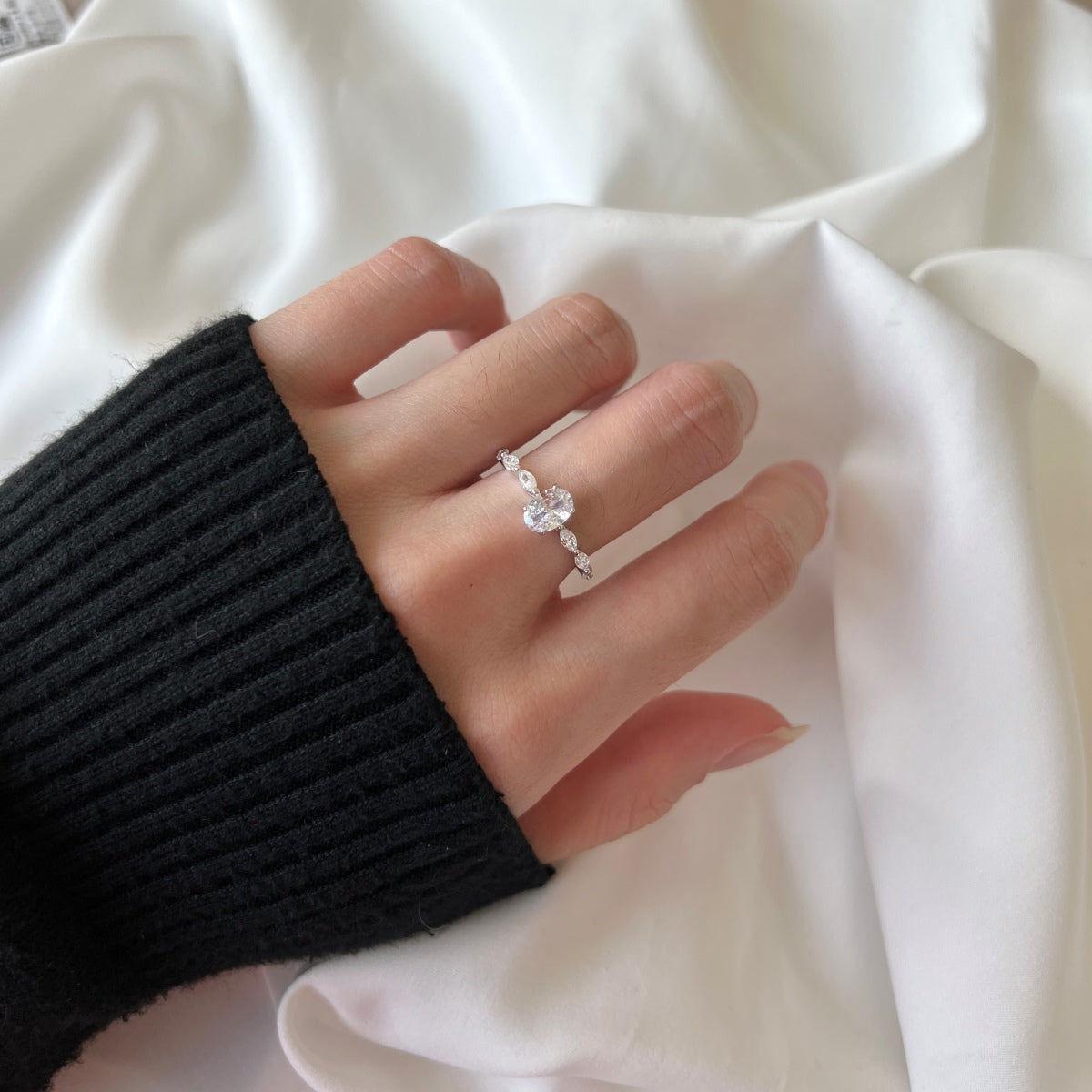 Anillo de lujo de 0,75 quilates con corte cojín alargado y vibrante para uso diario.