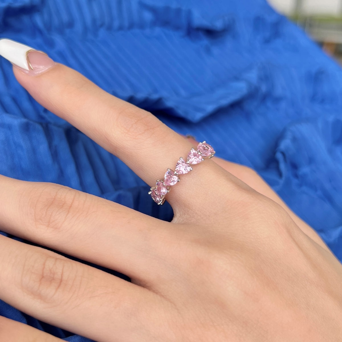 Anillo de amor con corte de corazón de 0,25 quilates y romance radiante
