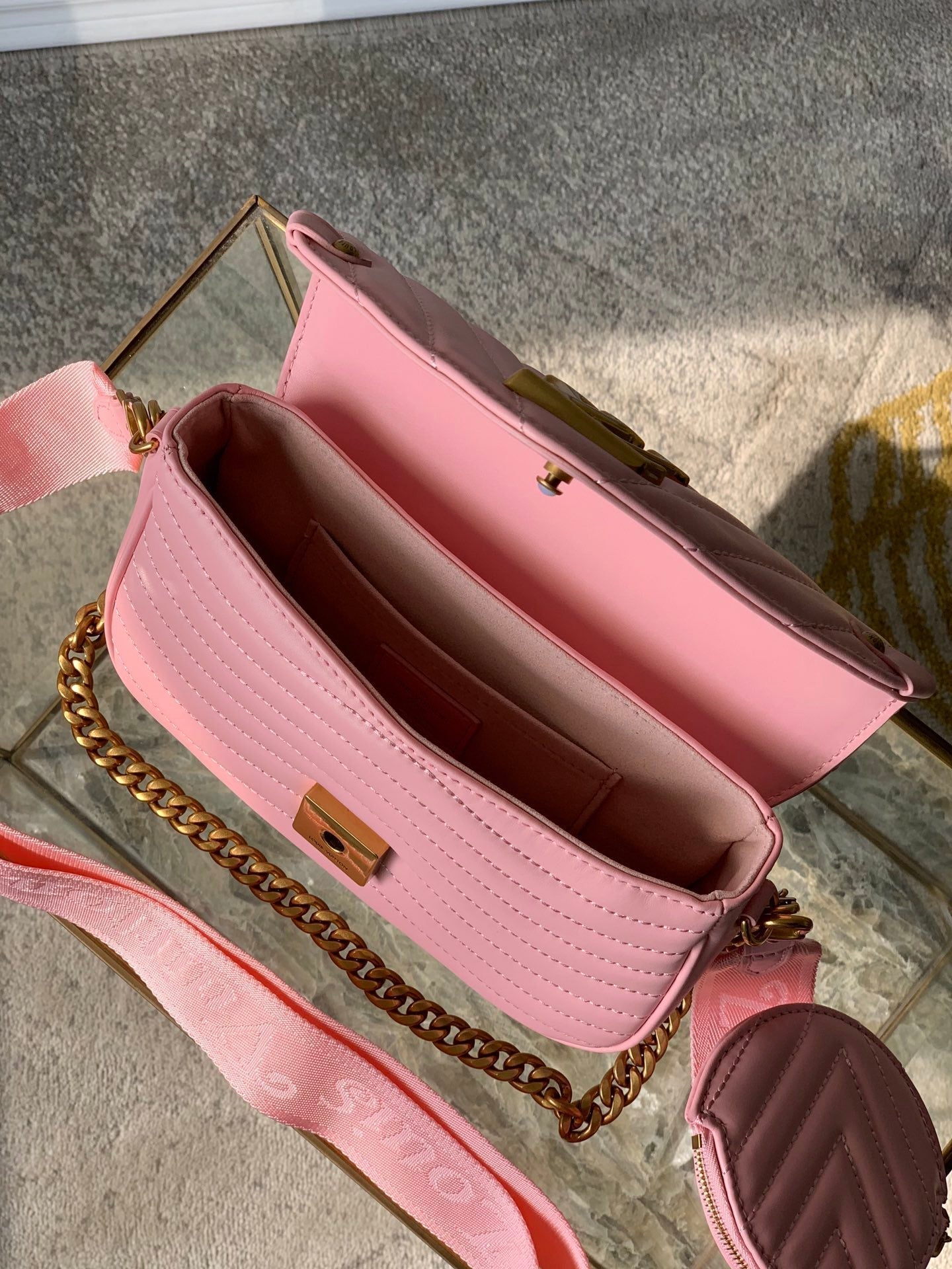 SAC BANDOULIÈRE MULTI-POCHETTES EN CUIR DE VEAU ROSE 19 CM