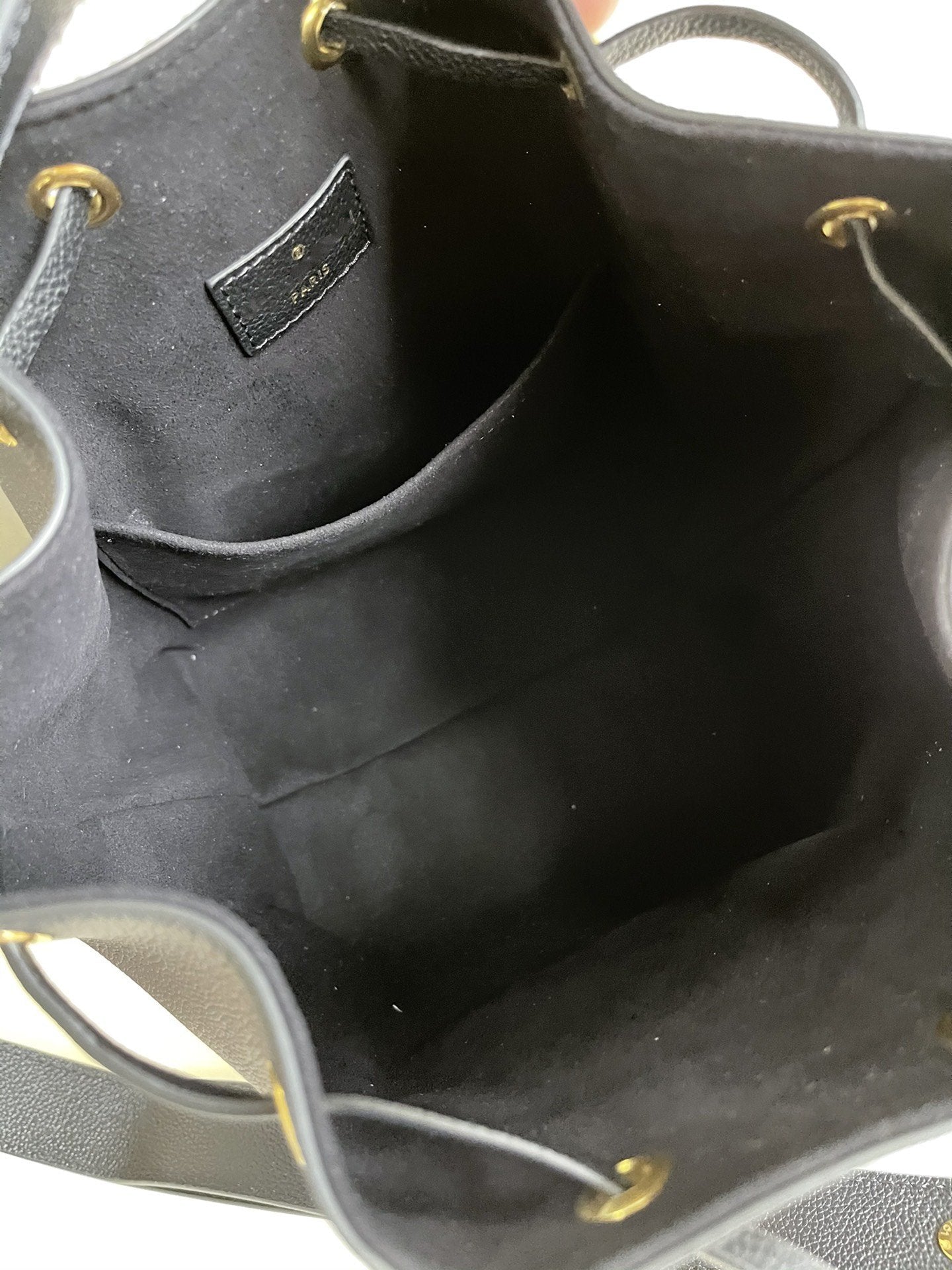 SEAU LV LOCKME 23 EN CUIR DE VEAU GRAINÉ NOIR