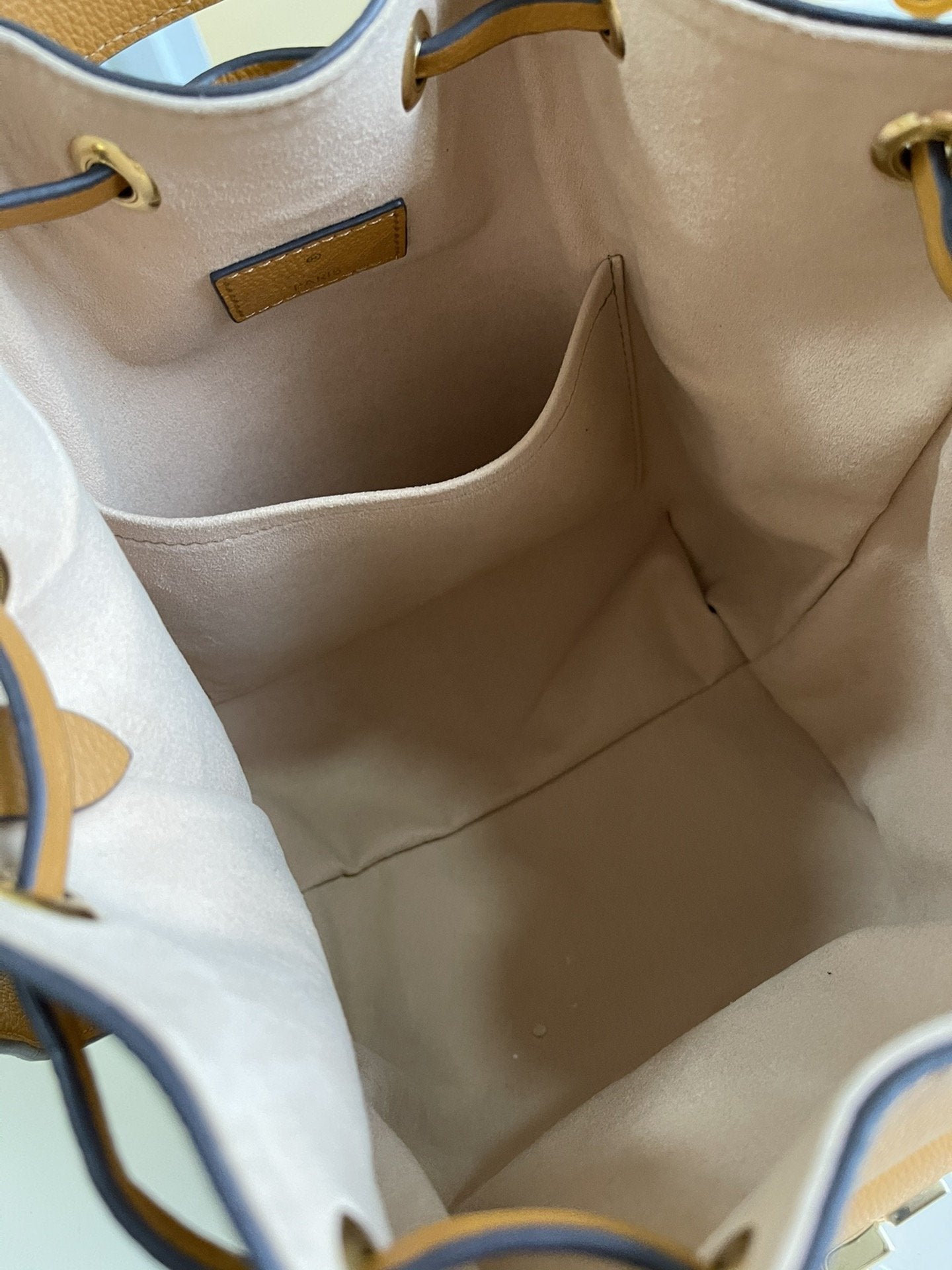 LV LOCKME BUCKET 23 CUIR DE VEAU GRAINÉ BEIGE ARIZONA