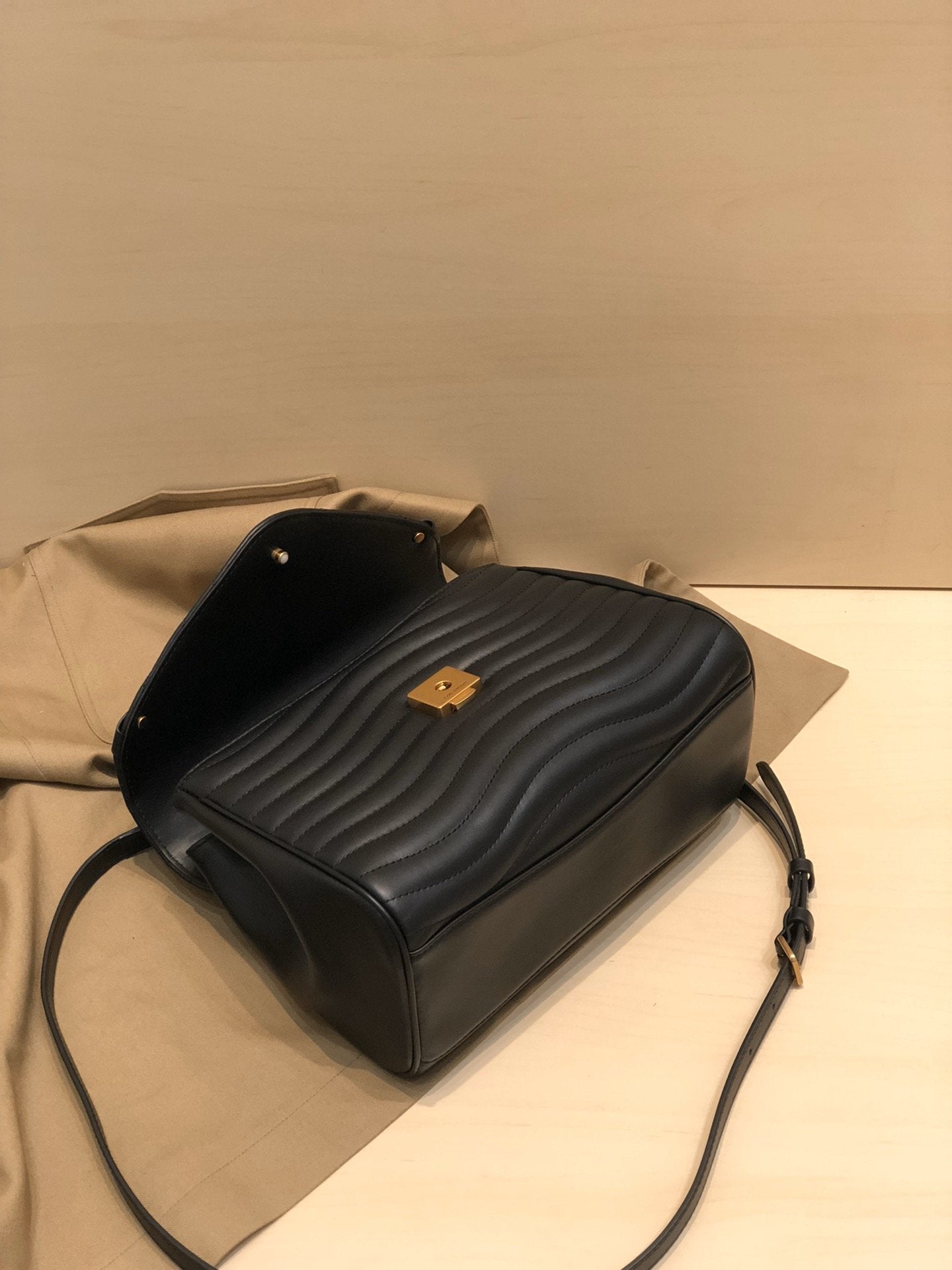 SAC À MAIN LV 26 CM EN CUIR DE VEAU NOIR