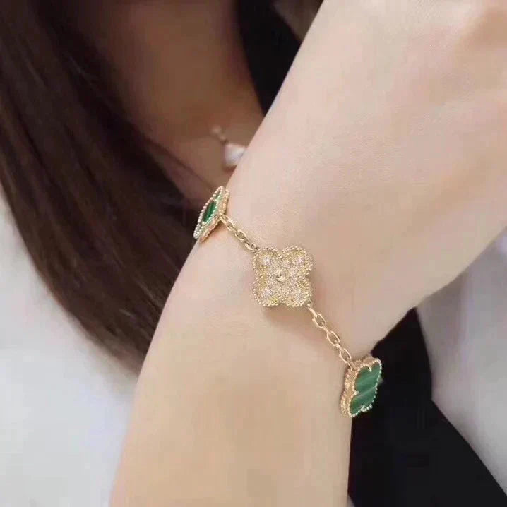 PULSERA DE DIAMANTES Y MALAQUITA CON 5 MOTIVOS DE TRÉBOL DE DIANA