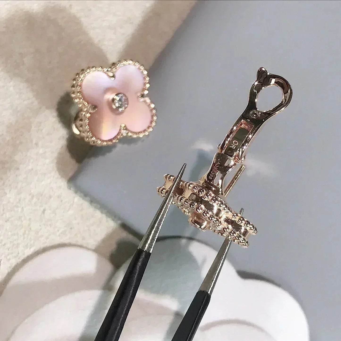 DIANA CLOVER MEDIUM 1 MOTIFS PINK MOP DIAMOND EARRINGS