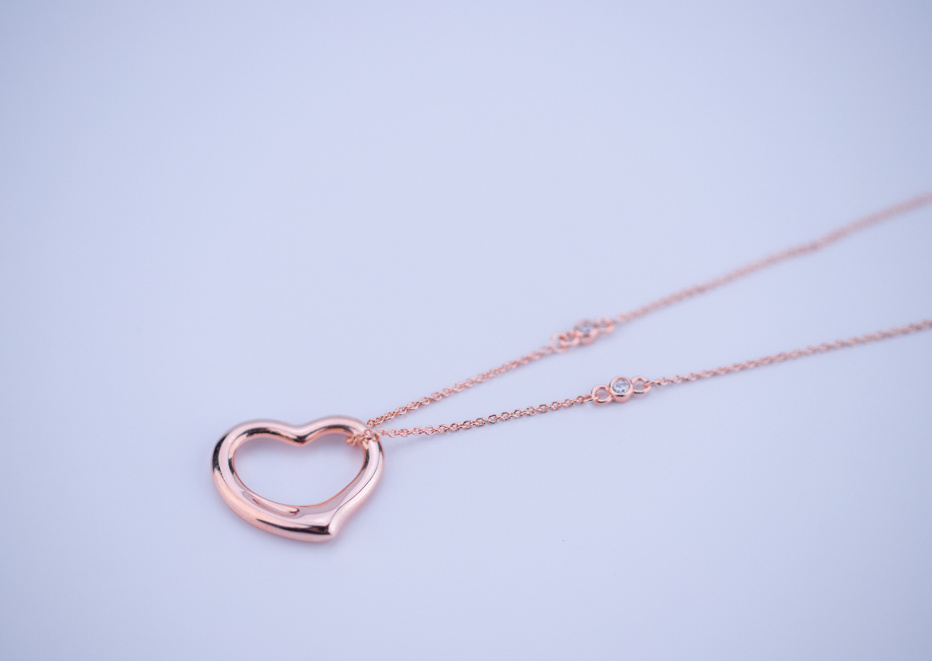 COLLAR DE ORO ROSA CON PEDANTE DE CORAZÓN ABIERTO
