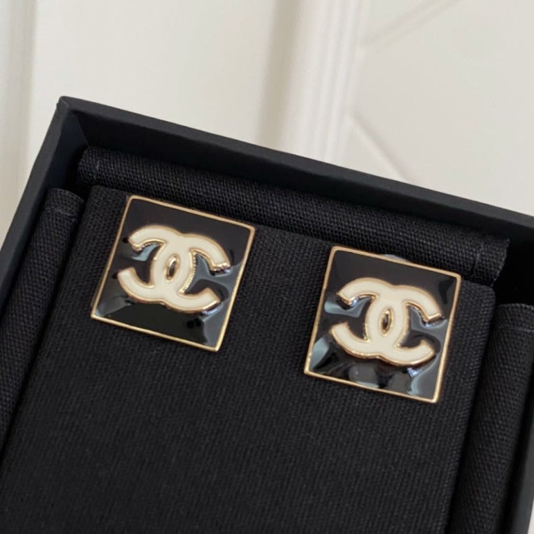 PENDIENTES DE BOTON CUADRADOS DOBLE C