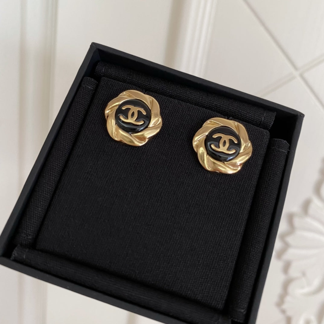 PENDIENTES MINI DOBLE C DE ORO Y NEGRO