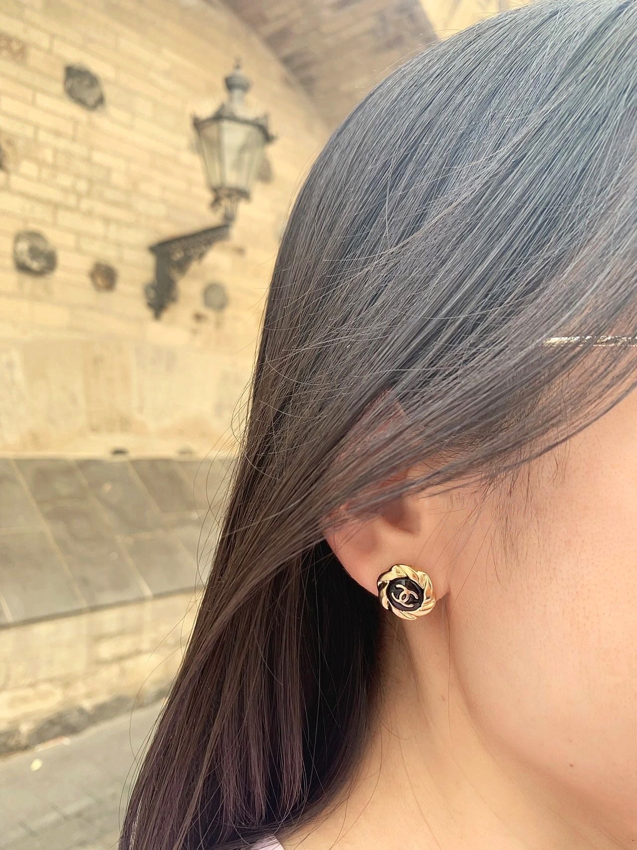 PENDIENTES DOBLE C MEDIANOS DE ORO Y NEGRO