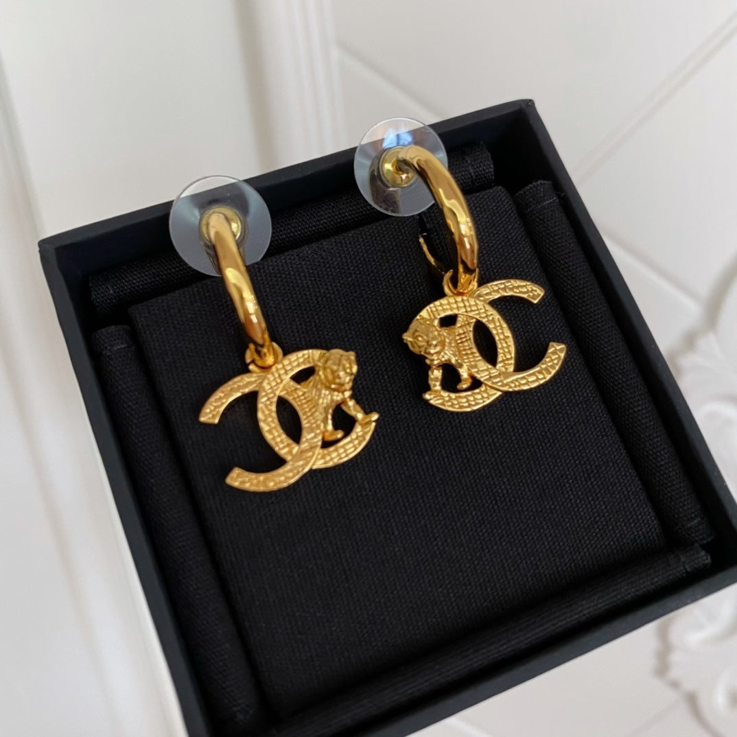 PENDIENTES DE TIGRE DE ORO CON GOTA DOBLE C