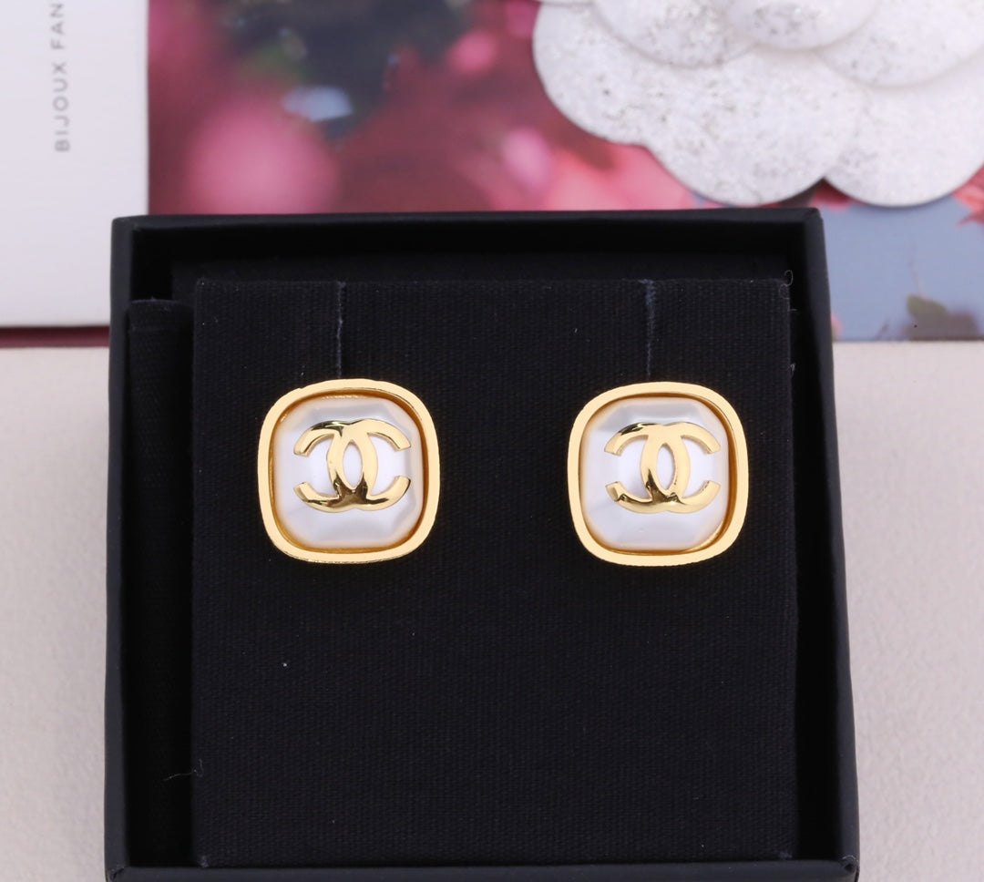 PENDIENTES DE BOTON DE TRAPEADOR DE ORO DOBLE C