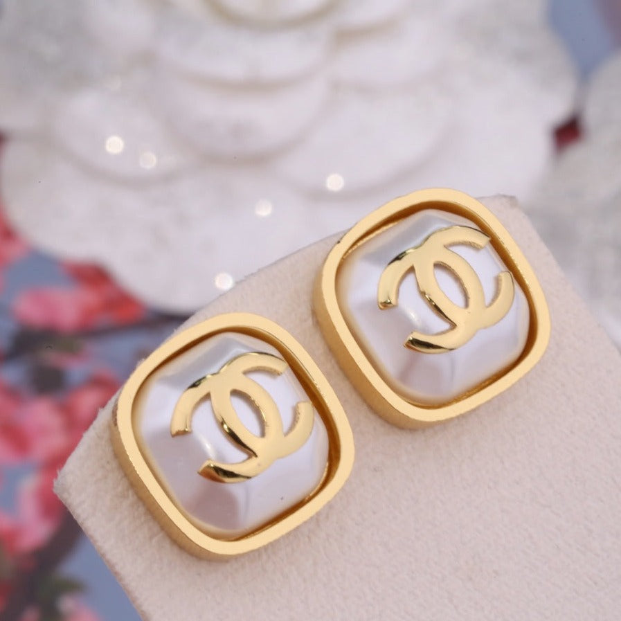 PENDIENTES DE BOTON DE TRAPEADOR DE ORO DOBLE C