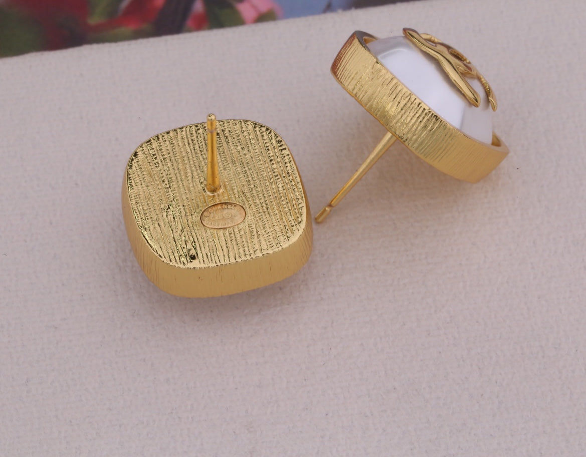 PENDIENTES DE BOTON DE TRAPEADOR DE ORO DOBLE C