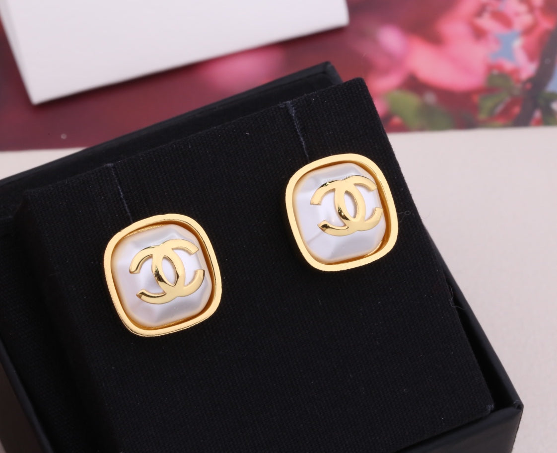 PENDIENTES DE BOTON DE TRAPEADOR DE ORO DOBLE C