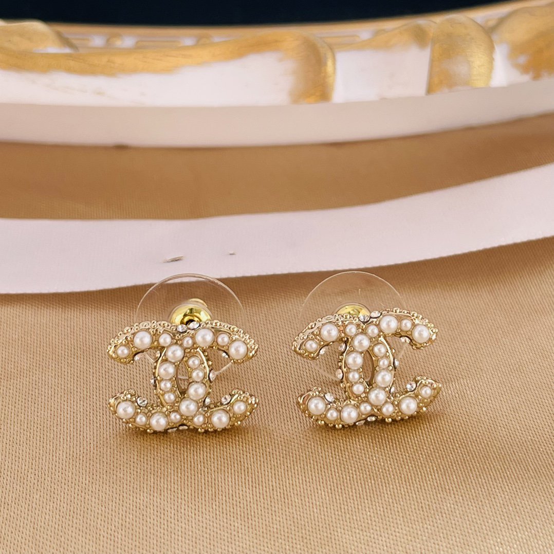 PENDIENTES DE ORO CON DOBLE C Y TRAPEADOR