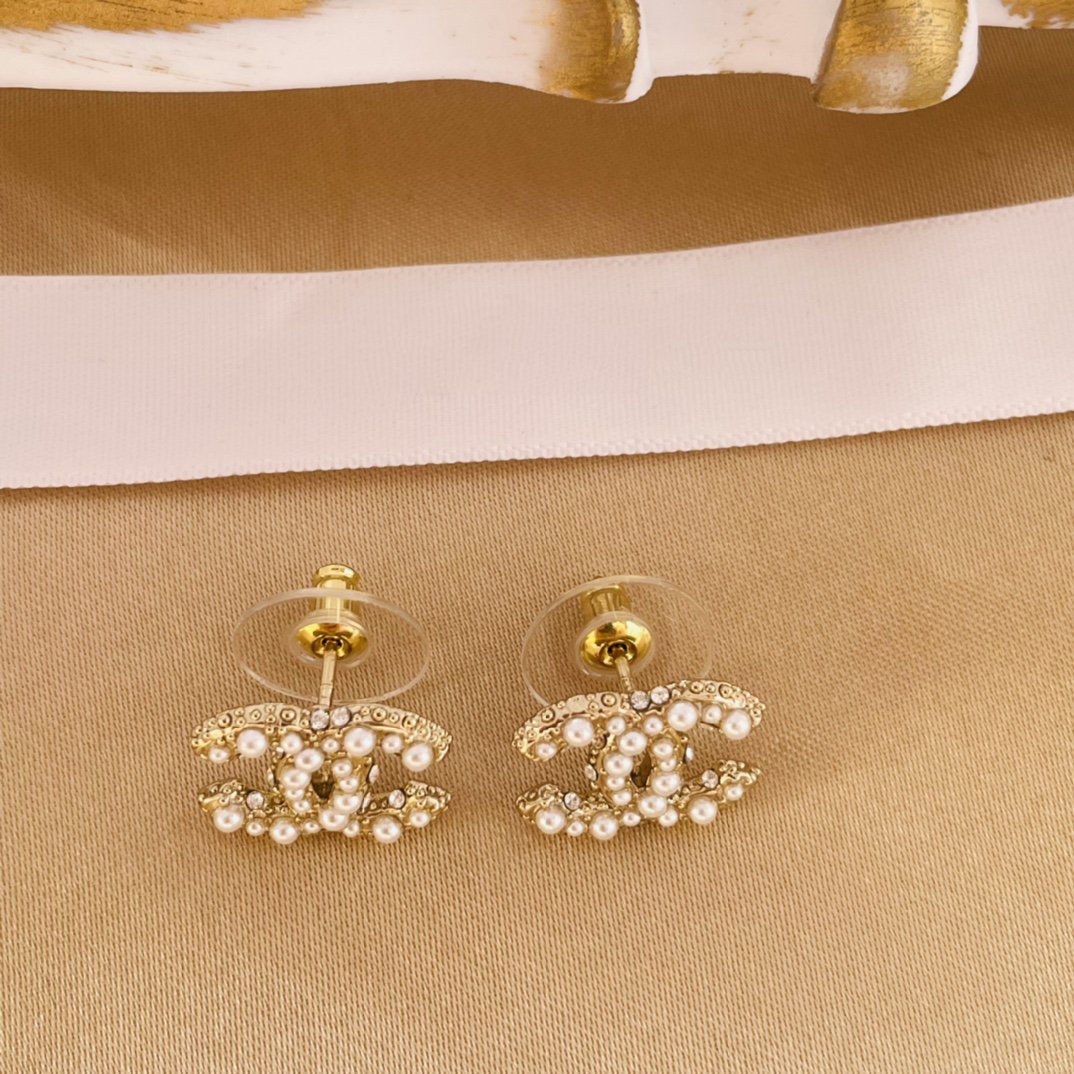 PENDIENTES DE ORO CON DOBLE C Y TRAPEADOR