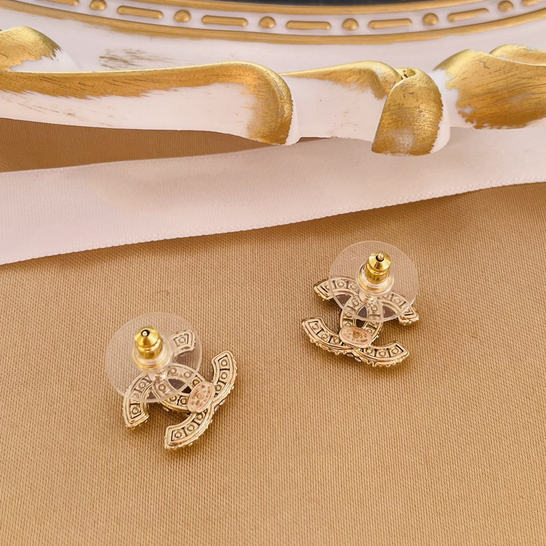 PENDIENTES DE ORO CON DOBLE C Y TRAPEADOR