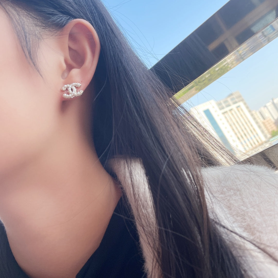 PENDIENTES DE ORO CON DOBLE C Y TRAPEADOR