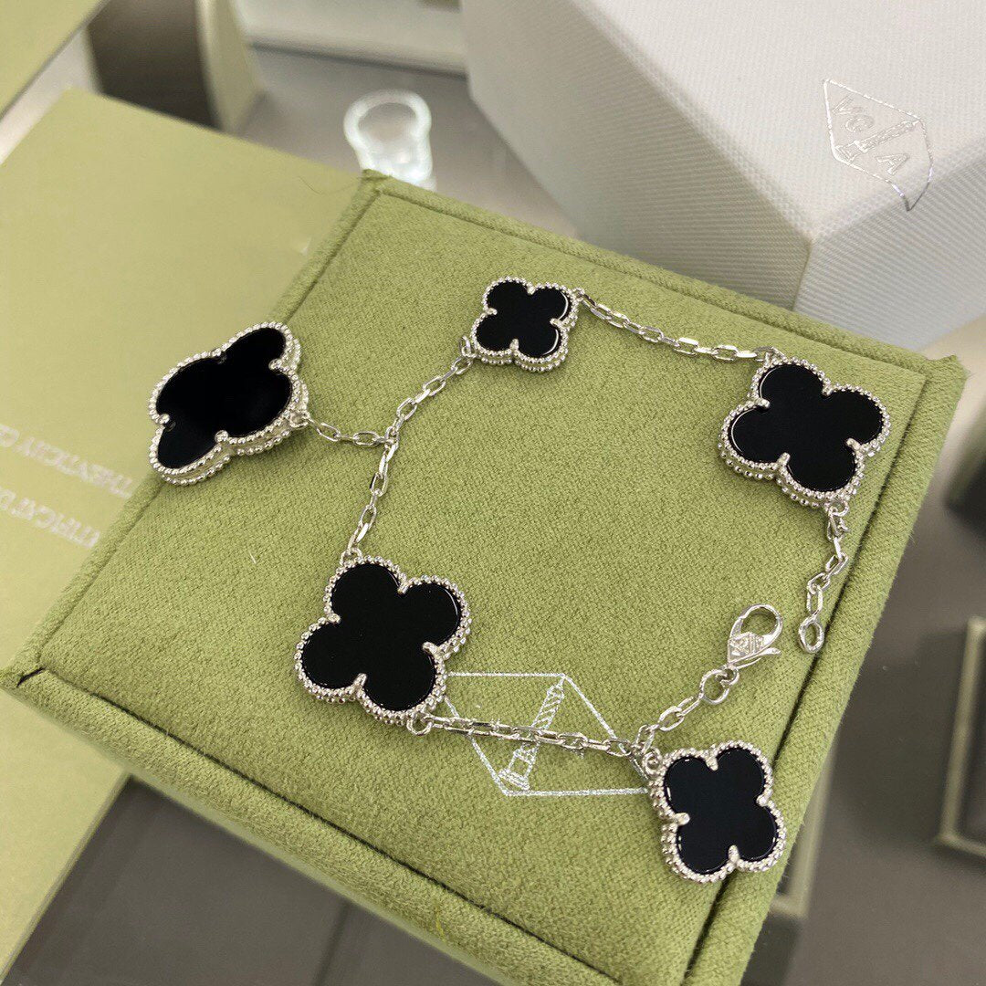 PULSERA DE ÓNIX PLATA CON 5 MOTIVOS DE TRÉBOL DE DIANA