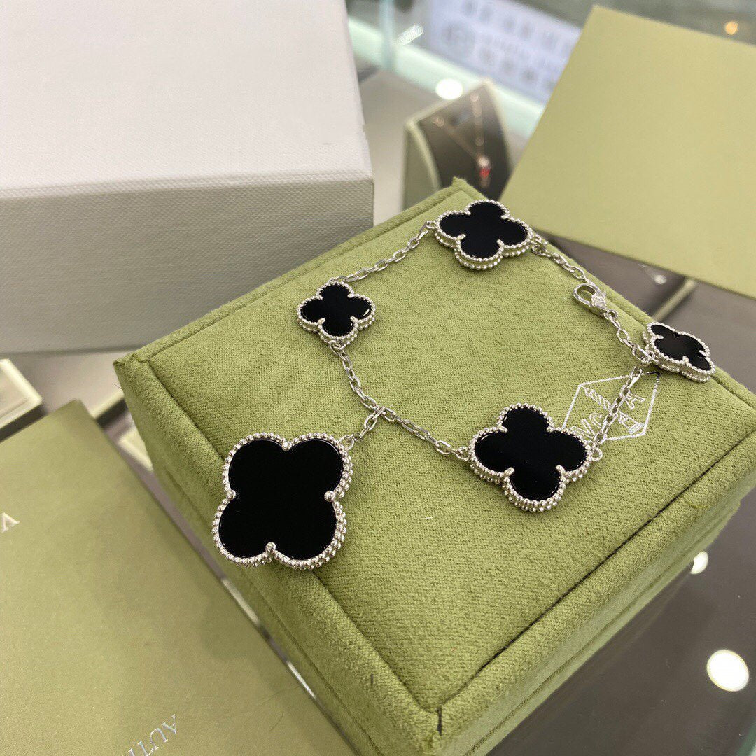 PULSERA DE ÓNIX PLATA CON 5 MOTIVOS DE TRÉBOL DE DIANA