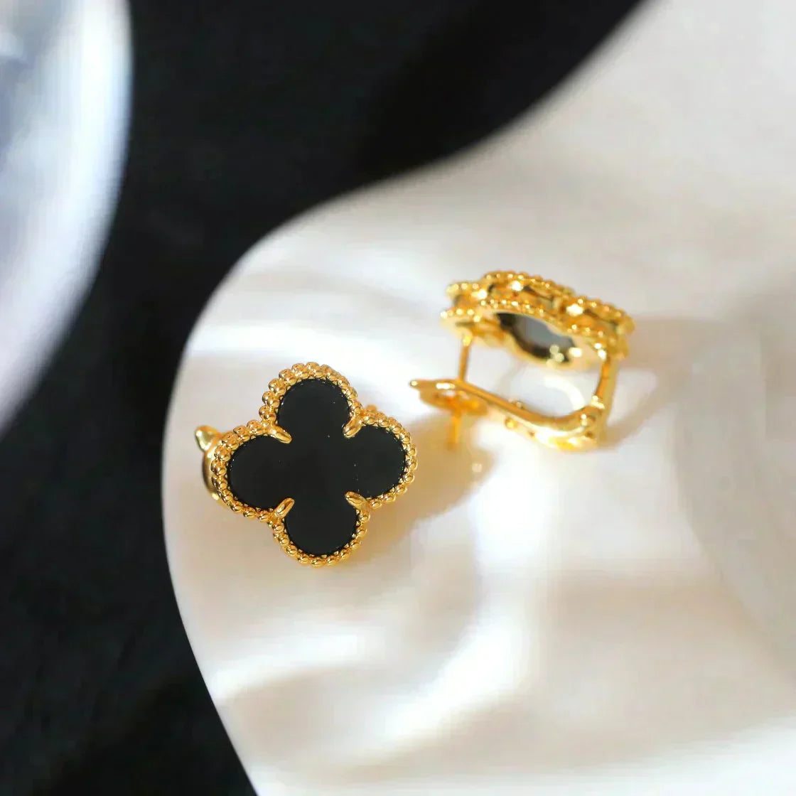 DIANA CLOVER MEDIUM 1 MOTIFS ONYX STUD EARRINGS