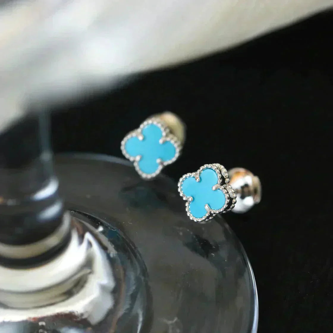 MINI PENDIENTES DE TÉ TRÉBOL DIANA DE 9,5 MM CON ÓNIX EN PLATA