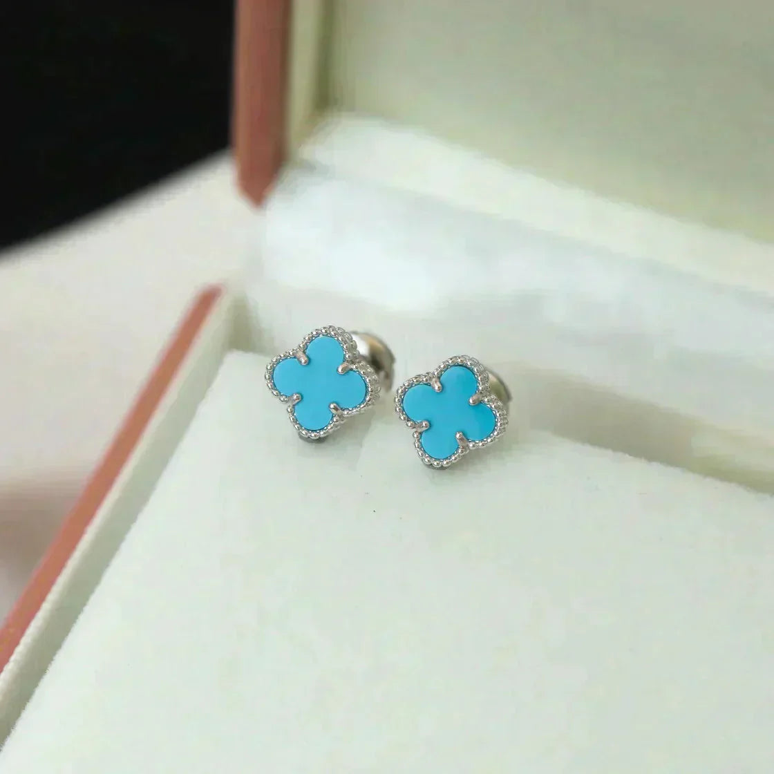 MINI PENDIENTES DE TÉ TRÉBOL DIANA DE 9,5 MM CON ÓNIX EN PLATA