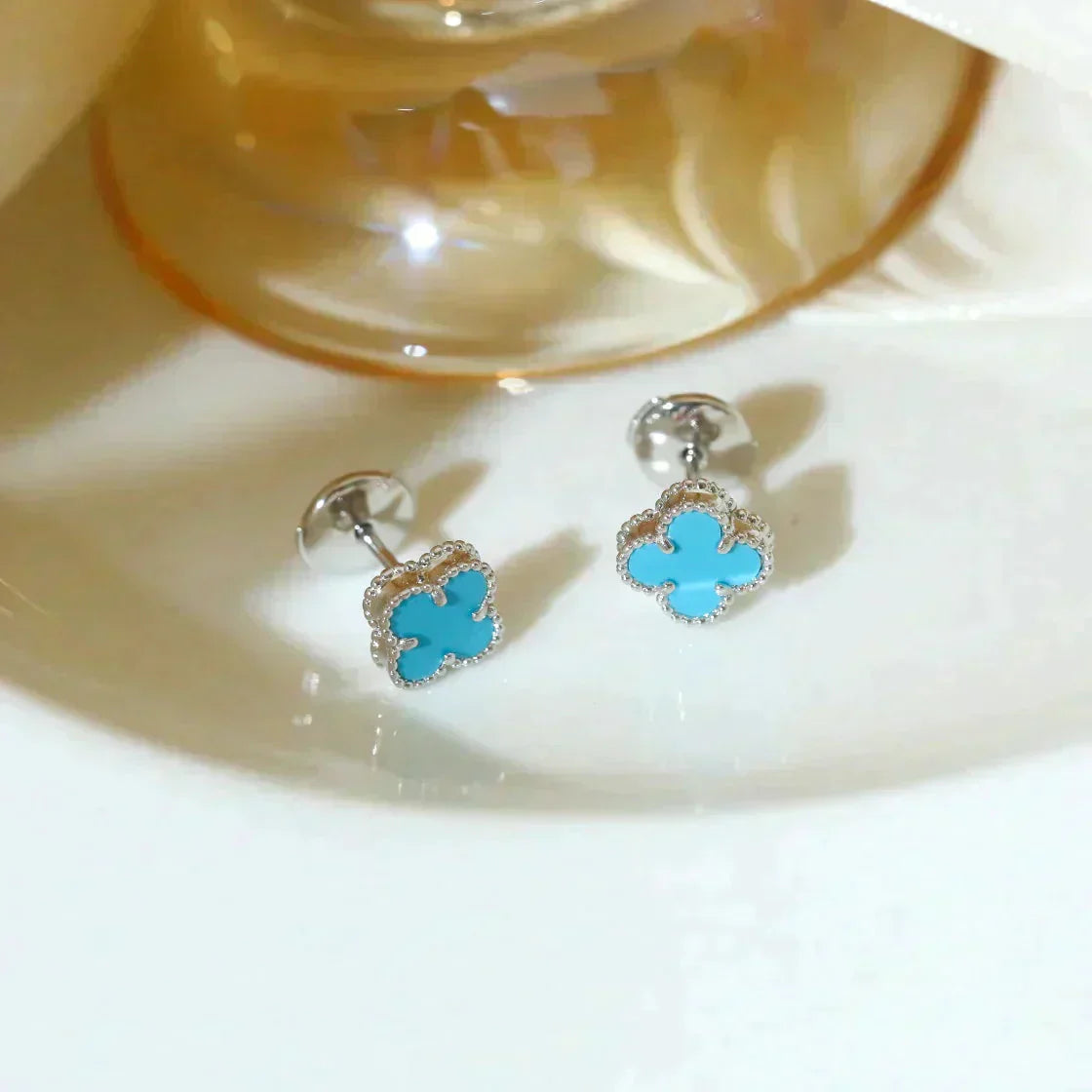 MINI PENDIENTES DE TÉ TRÉBOL DIANA DE 9,5 MM CON ÓNIX EN PLATA