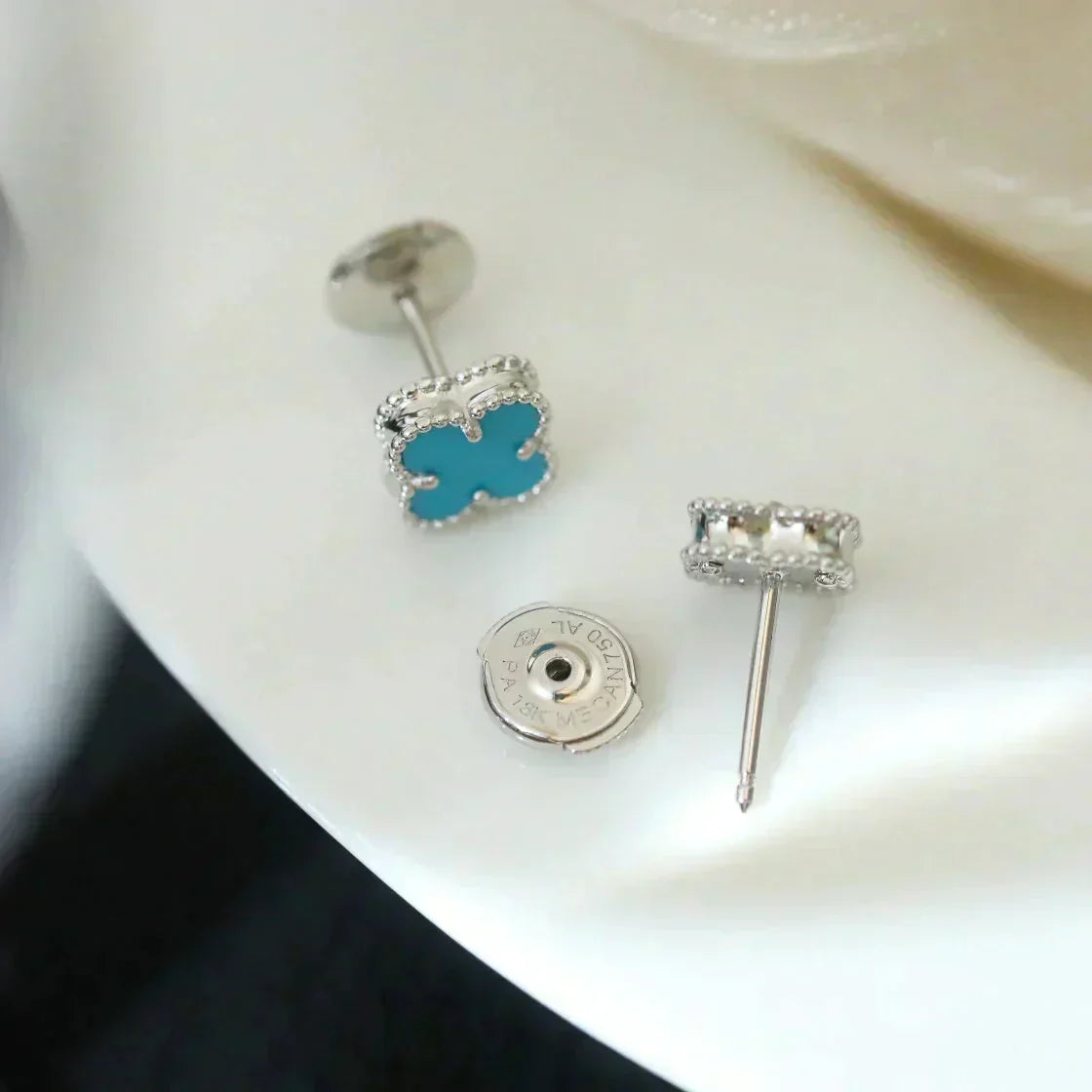 MINI PENDIENTES DE TÉ TRÉBOL DIANA DE 9,5 MM CON ÓNIX EN PLATA