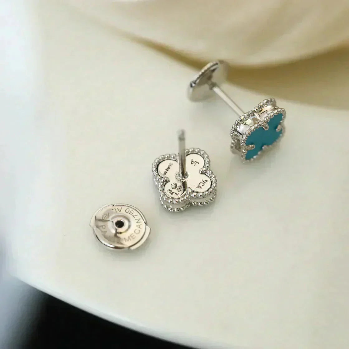 MINI PENDIENTES DE TÉ TRÉBOL DIANA DE 9,5 MM CON ÓNIX EN PLATA