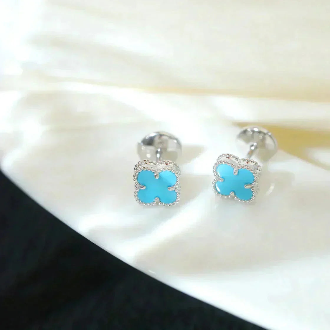 MINI PENDIENTES DE TÉ TRÉBOL DIANA DE 9,5 MM CON ÓNIX EN PLATA