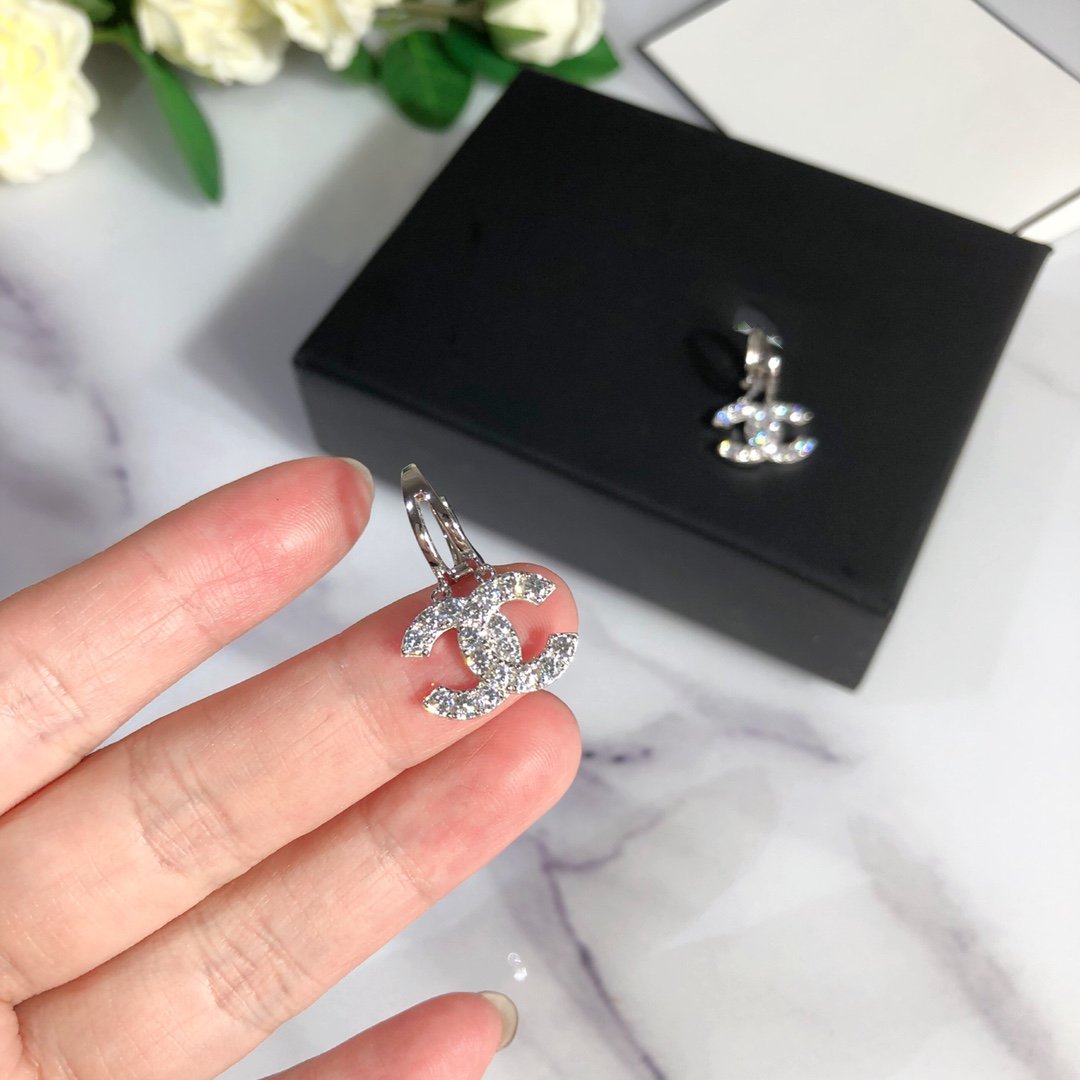 Boucles d'oreilles pendantes CC en argent et diamants