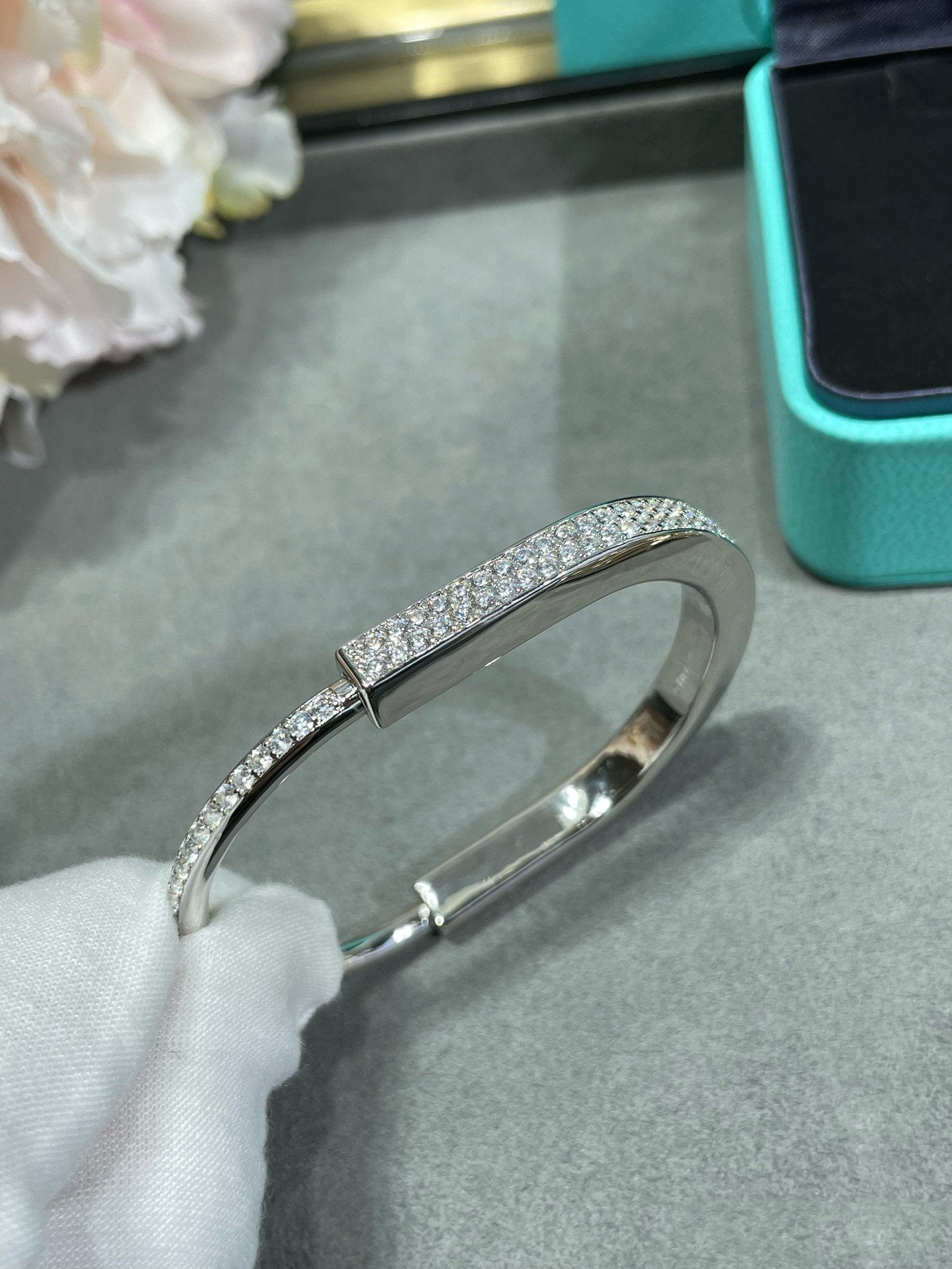 BRACELET À VERROUILLAGE PAVÉ DE DIAMANTS