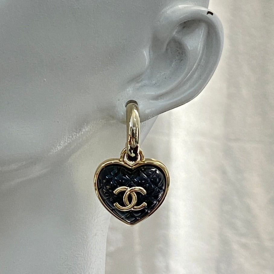BOUCLES D'OREILLES PENDANTES MATELASSÉES HEART CC