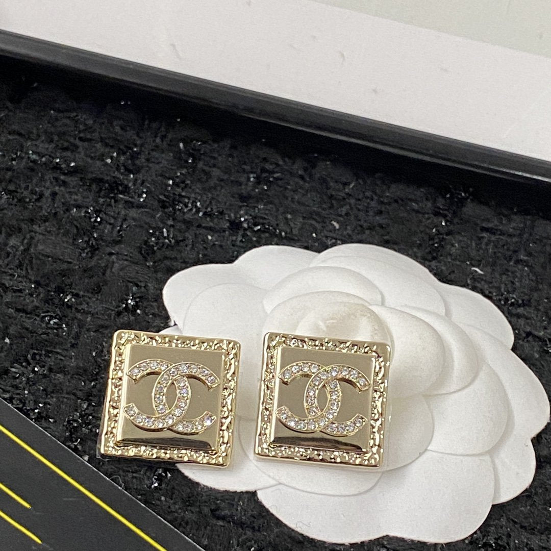 Boucles d'oreilles carrées en or rose et diamants CC